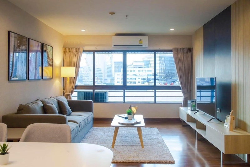 Baan Phloen Chit Apartment